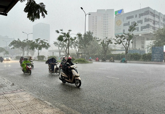 Ảnh hưởng bão số 8, TP.HCM mưa lớn như trút nước- Ảnh 3.
