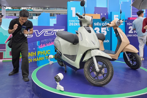 Mua xe máy điện tháo pin sạc, chọn VinF…