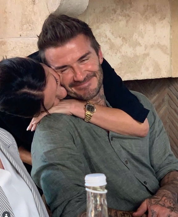 Victoria Beckham rơi nước mắt kể quá khứ nợ hàng triệu đô  - Ảnh 2.