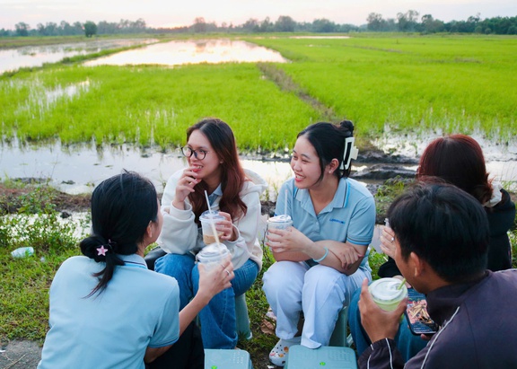 Rủ nhau ra giữa đồng lúa uống cà phê, n…