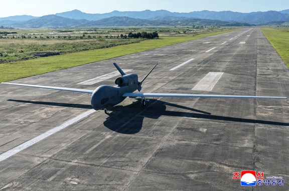 Ông Kim Jong-un thị sát thử nghiệm UAV, chỉ đạo phát triển AI - Ảnh 6.