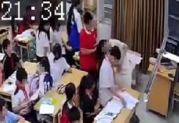 Vụ học sinh giật tóc, dúi đầu cô giáo: …