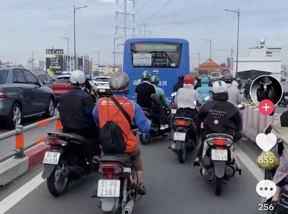 Xe buýt lấn làn xe máy cầu Bình Lợi, ng…