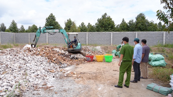Xử lý 2 trường hợp đổ vỏ sầu riêng ra môi trường - Ảnh 1.