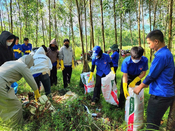 Hàng ngàn thanh niên thu gom rác để bảo…