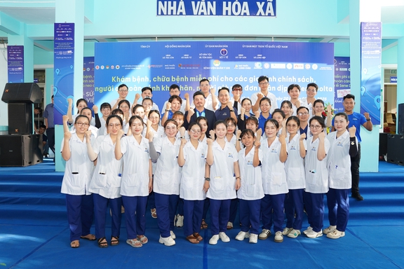 Long Châu khám, cấp phát thuốc miễn phí cho các hoàn cảnh khó khăn tỉnh Vĩnh Long - Ảnh 1.