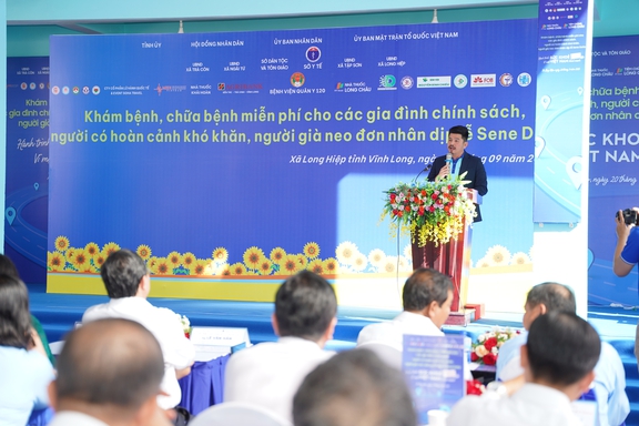 Long Châu khám, cấp phát thuốc miễn phí cho các hoàn cảnh khó khăn tỉnh Vĩnh Long - Ảnh 3.