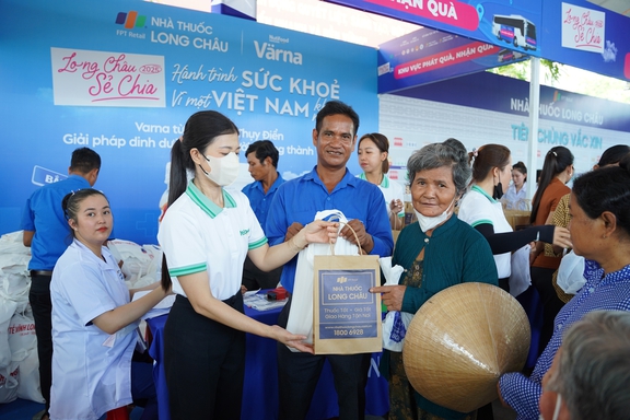 Long Châu khám, cấp phát thuốc miễn phí cho các hoàn cảnh khó khăn tỉnh Vĩnh Long - Ảnh 4.