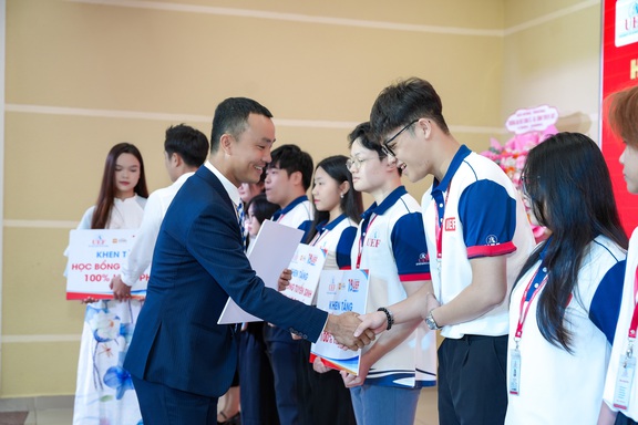 Trao 30 tỉ đồng học bổng cho …