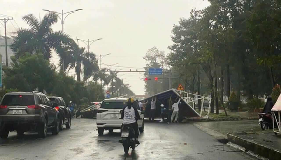 Tấm pano 'khổng lồ' đổ sập giữa đường p…