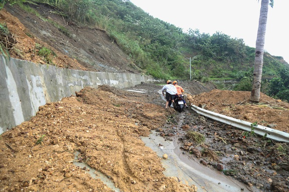 Bão Bualoi sắp quét qua Philippines, Ca…