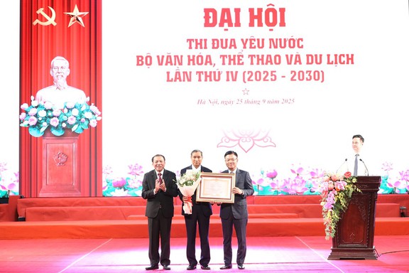 HLV Mai Đức Chung nhận danh h…