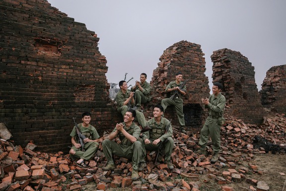 'Mưa đỏ' thông báo ngày rời rạp, thu 70…