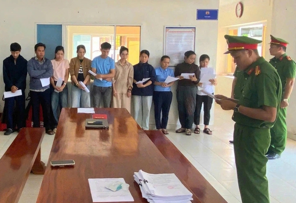 Làm giả hàng trăm h…