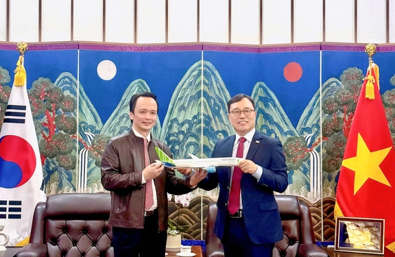 Ông Trịnh Văn Quyết 'tái xuất', gặp gỡ Đại sứ Hàn Quốc - Ảnh 1.