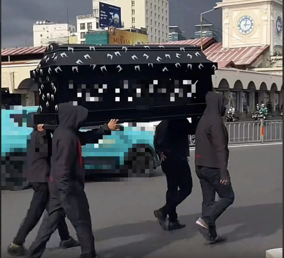 11 bị cáo 'khiêng quan tài trước chợ Bến Thành' nhận án tù- Ảnh 3.