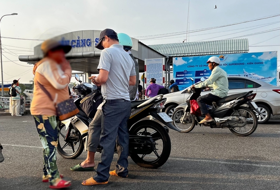 “Cò vé” trục lợi ở bến tàu đi Phú Quốc - Ảnh 1.