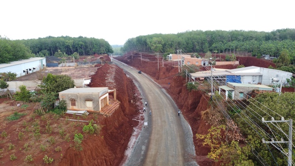 Hạ cốt nền đường ở Đồng Nai, nhiều nhà dân chênh vênh bên mép vực sâu- Ảnh 1.