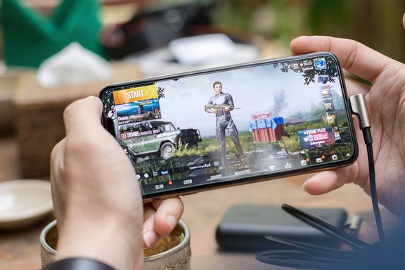 Một tính năng sạc ít ai biết có thể giúp smartphone Android mát hơn - Ảnh 1.