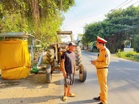Chạy xe máy cày ra đường, tài xế lẫn chủ xe bị CSGT phạt gần 90 triệu - Ảnh 2. Chạy xe máy cày ra đường, tài xế lẫn chủ xe bị CSGT phạt gần 90 triệu - Ảnh 2.