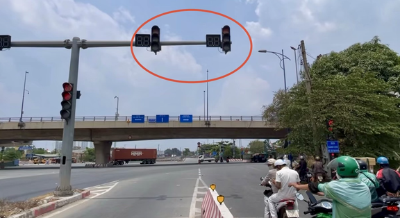 Đèn giao thông mờ, tài xế bị báo 'vượt đèn đỏ': CSGT TP.HCM xử lý ra sao? - Ảnh 1.