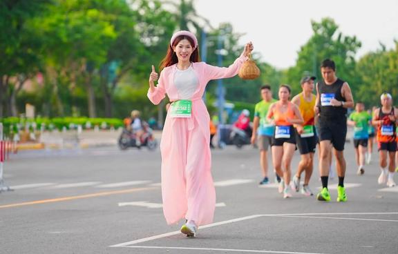 Si cantik "Cinderella" muncul di lintasan lari, menarik banyak pandangan kagum - Foto 2.