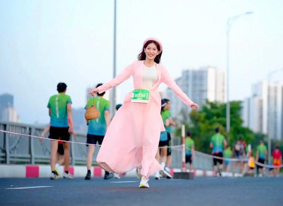 Si cantik 'Cinderella' muncul di lintasan lari, menarik banyak pandangan kagum - Foto 4.