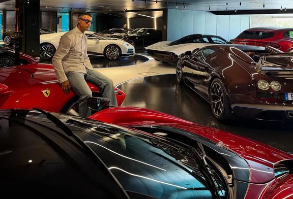 Cristiano Ronaldo secara tak terduga memamerkan garasi supercarnya yang mengesankan, yang menampilkan koleksi Ferrari dan Bugatti - Gambar 1.