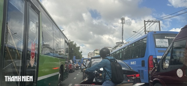 Bị xe máy 'bủa vây' lúc tan sở, làm sao tránh bị quẹt? - Ảnh 2. Bị xe máy 'bủa vây' lúc tan sở, lái xe thế nào hạn chế va quẹt? - Ảnh 2.