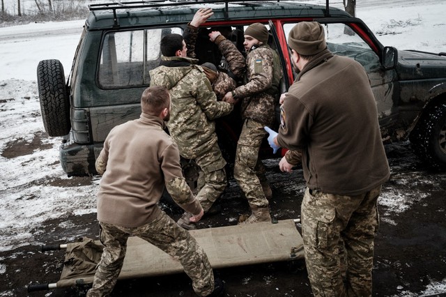 Tổng thống Ukraine báo động sức tấn công của Nga trở nên rất dữ dội ở Donetsk - Ảnh 1.