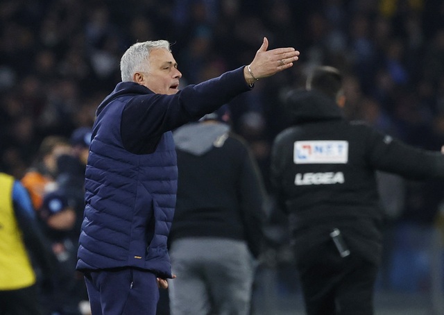 Đội bóng của HLV Mourinho rơi khỏi tốp 4 Serie A - Ảnh 1.