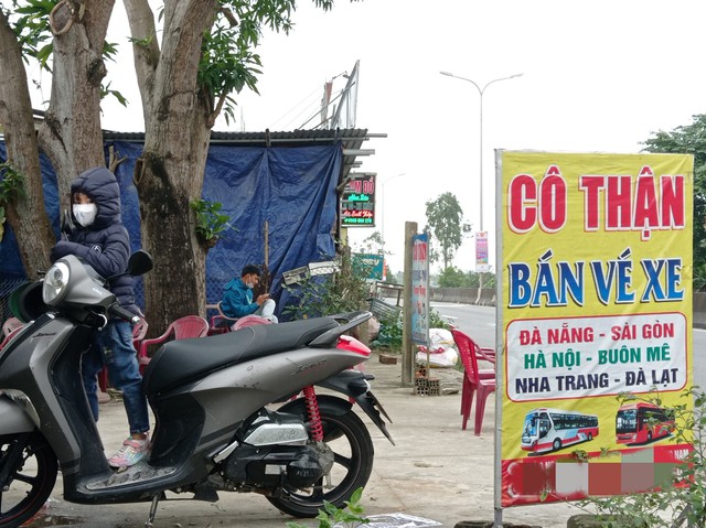 'Chật vật' mua vé tàu xe trở lại thành phố sau Tết Nguyên đán Quý Mão - Ảnh 2.