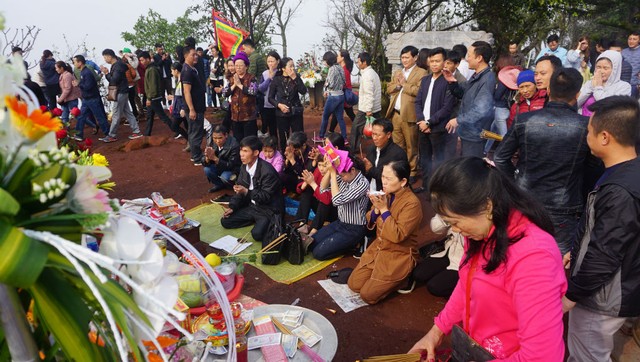 Chen nhau lễ bái tại đền Am Tiên sau lễ 'mở cổng trời' - Ảnh 10.