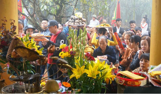 Chen nhau lễ bái tại đền Am Tiên sau lễ 'mở cổng trời' - Ảnh 2.