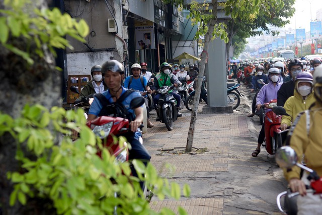 Đường phố TP.HCM đông đúc sau kỳ nghỉ tết, nhiều người mong một năm làm việc khởi sắc - Ảnh 12.