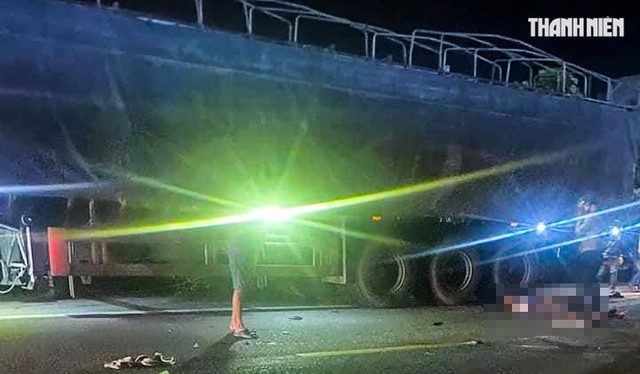 Va chạm giao thông trong đêm 29.1 giữa xe máy và xe đầu kéo ở Quảng Ngãi, khiến 1 người tử vong tại chỗ, 2 người bị thương nặng.