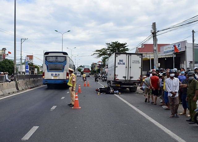 Bình Thuận: Tai nạn giao thông trên đường về quê 2 vợ chồng tử vong thương tâm - Ảnh 1.