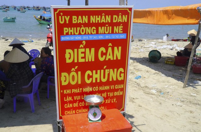 Bình Thuận: yêu cầu tháo dỡ các lán trại bán hải sản &quot;cân điêu&quot; ở Mũi Né - Ảnh 2.