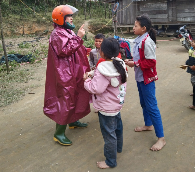 Sau Tết, giáo viên vùng cao Quảng Trị 'đội mưa rét' vừa đi dạy vừa tìm... trò! - Ảnh 7.