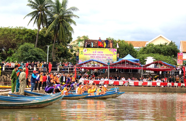 Rộn rã ngày hội đua thuyền sông Dinh - Ninh Hòa mừng xuân mới - Ảnh 1.