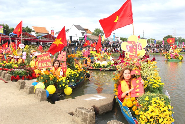 Rộn rã ngày hội đua thuyền sông Dinh - Ninh Hòa mừng xuân mới - Ảnh 2.