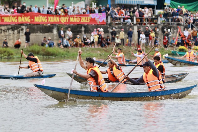 Rộn rã ngày hội đua thuyền sông Dinh - Ninh Hòa mừng xuân mới - Ảnh 4.