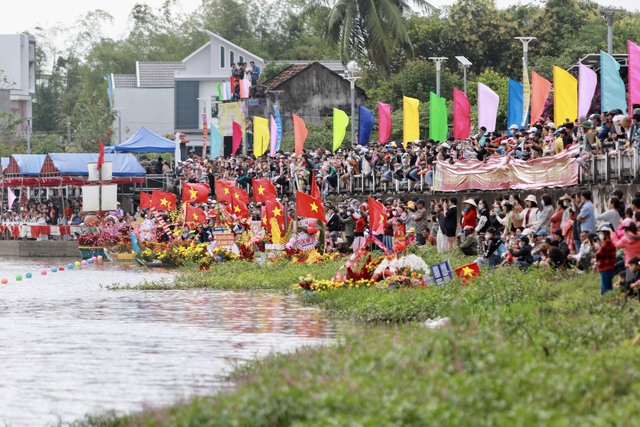 Rộn rã ngày hội đua thuyền sông Dinh - Ninh Hòa mừng xuân mới - Ảnh 9.