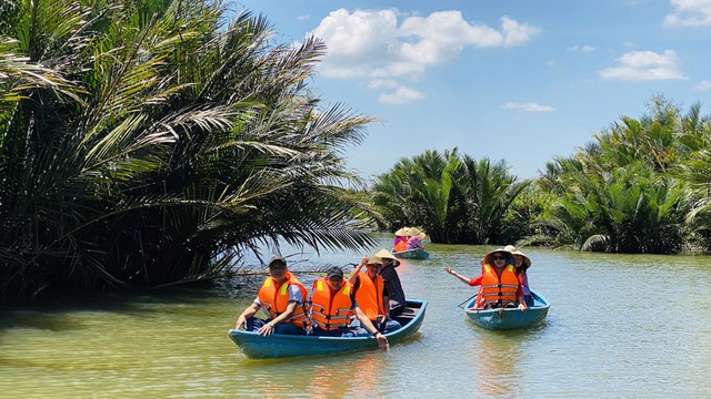 Nông dân Quảng Ngãi làm du lịch sông nước - Ảnh 1.