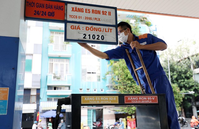 Giá xăng dầu hôm nay 13.11.2023: Xăng trong nước giảm mạnh sau 2 lần tăng? - Ảnh 1. Giá xăng dầu hôm nay 13.11.2023: Xăng trong nước giảm mạnh sau 2 lần tăng? - Ảnh 1.