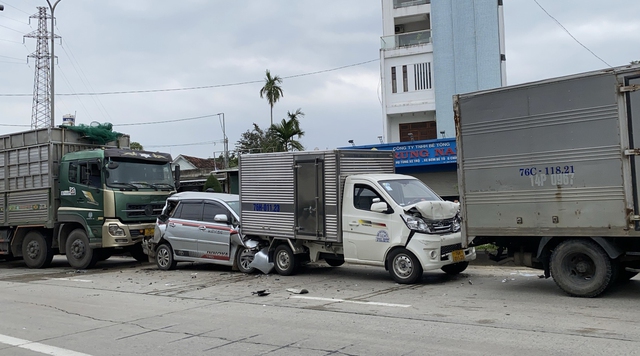 Quảng Ngãi: 5 xe ô tô va chạm liên hoàn khi dừng đèn đỏ trên QL1 - Ảnh 1.