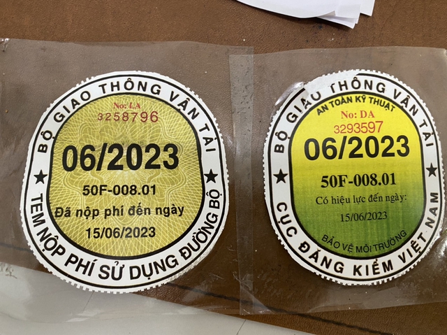 Đà Nẵng: Phát hiện xe nhồi nhét dùng tem kiểm định giả, chở quá 30 người - Ảnh 2.