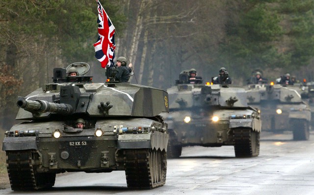 Đoàn xe tăng Challenger 2 của Anh gần một khu huấn luyện tại Đức vào năm 2003