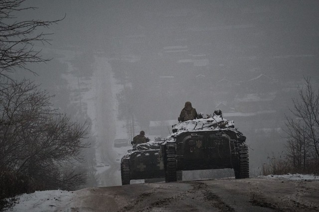 Lực lượng Ukraine trên xe thiết giáp BMP-2 tại Donetsk ngày 30.1