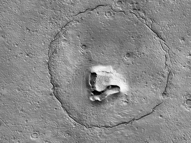 Phát hiện gương mặt gấu Teddy khổng lồ trên bề mặt sao Hỏa - Ảnh 1.